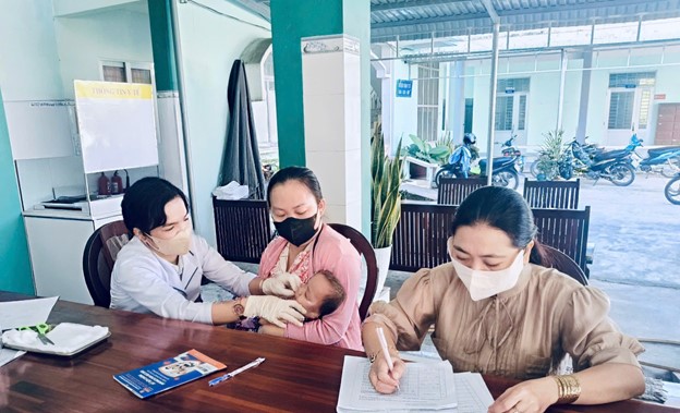 04 TRẠM Y TẾ XÃ THUỘC KHU VỰC THẠNH HÓA ĐỒNG LOẠT TRIỂN KHAI CHIẾN DỊCH UỐNG VITAMIN A ĐỢT 2 NĂM 2025  CHO TRẺ EM (02/12/2025)